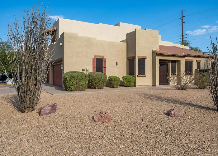 Patio, Grill & Pool Access: Family Retreat In