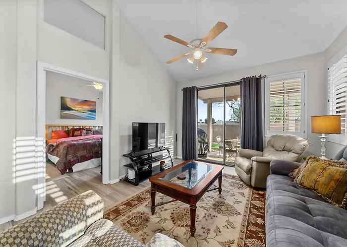 Patio, Grill & Pool Access: Family Retreat In