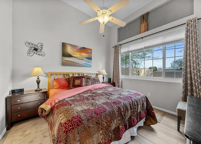 Patio, Grill & Pool Access: Family Retreat In Holiday home