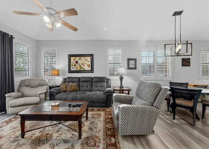 Patio, Grill & Pool Access: Family Retreat In Holiday home *
