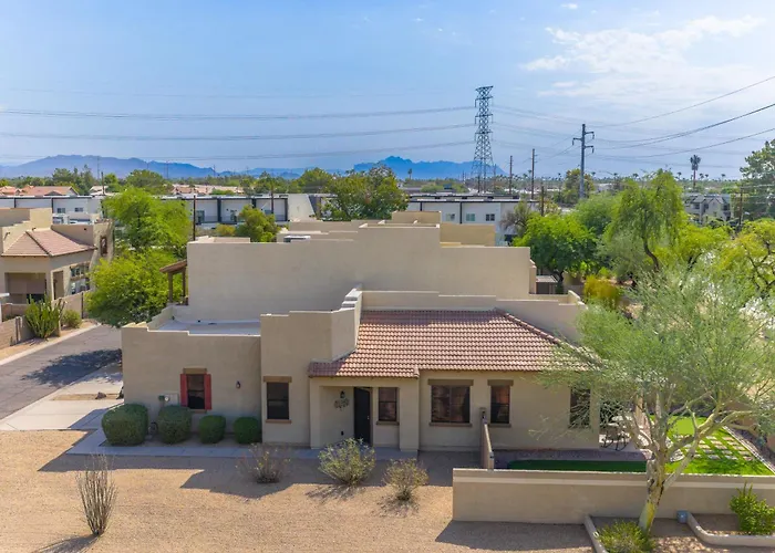 Patio, Grill & Pool Access: Family Retreat In *