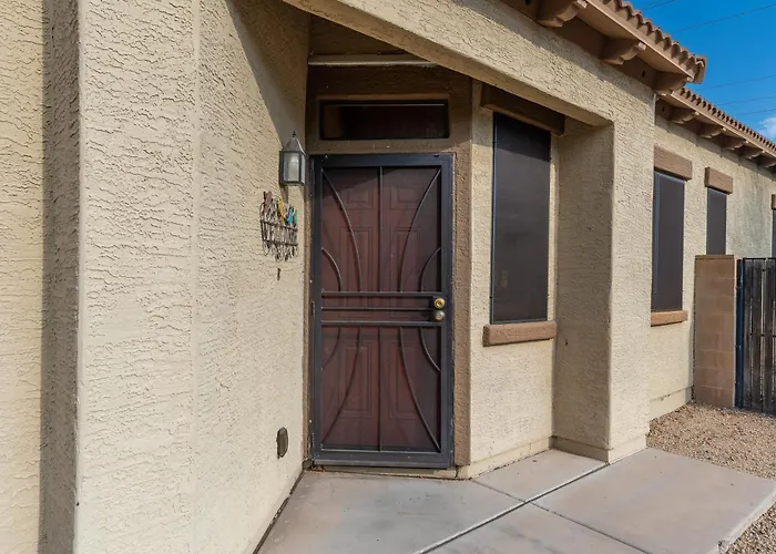 Patio, Grill & Pool Access: Family Retreat In